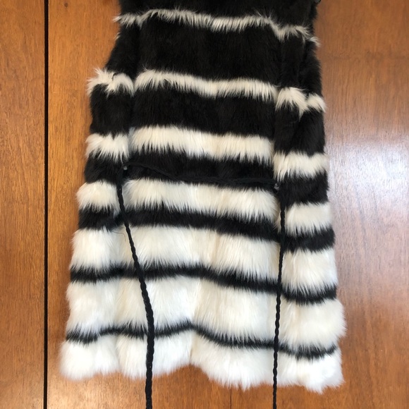 Black and White Sleeveless Jacket - Picture 3 of 3